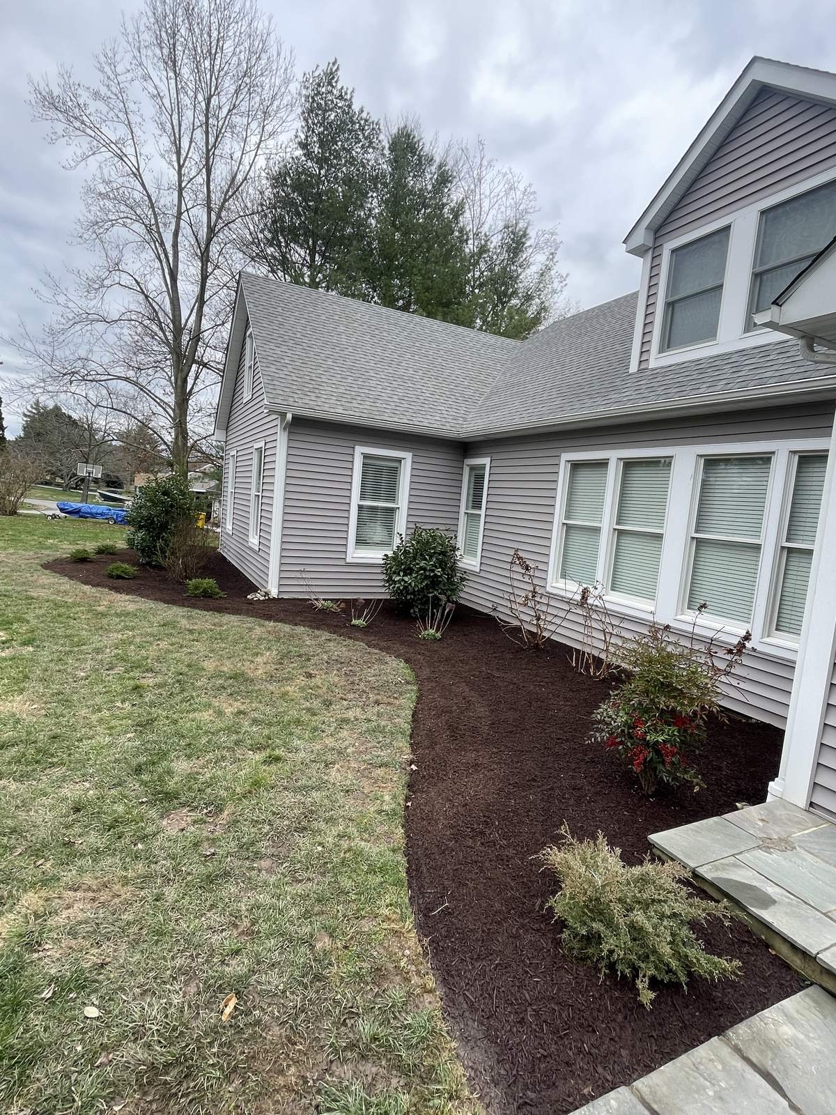 Foundation Mulch Bed — Top Notch Property Services